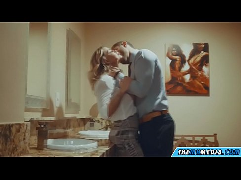 ❤️ Pe a faaosoosoina oe e se blonde busty i totonu o se faletaele lautele ❌ Pono